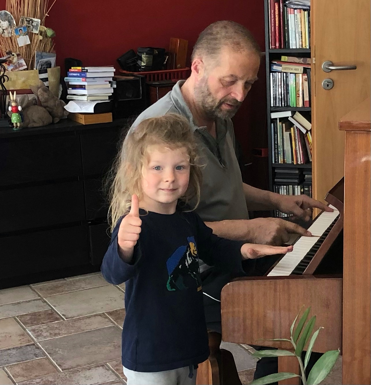 Frank mit Enkel am Klavier
